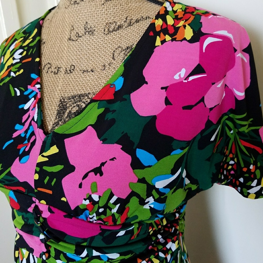 EVELYN Tropical colors and flower print short sleeve top Small travel beach
